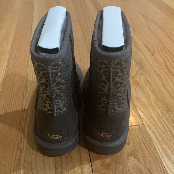 UGG Kid’s Boots & Slides Combo - Size 4 - Picture 3 of 8